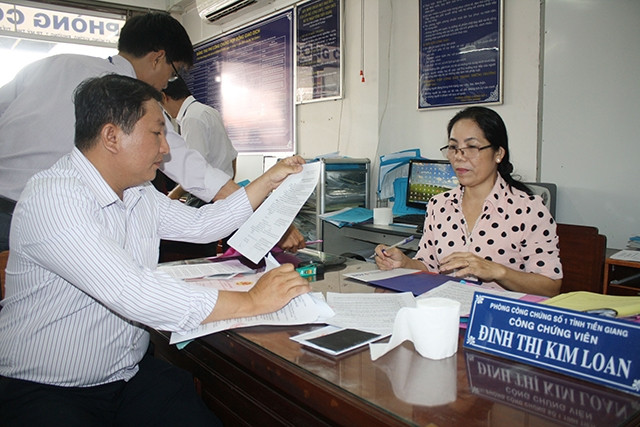 Cán bộ Văn phòng Công chứng số 1 tỉnh Tiền Giang giải quyết hồ sơ cho người dân.