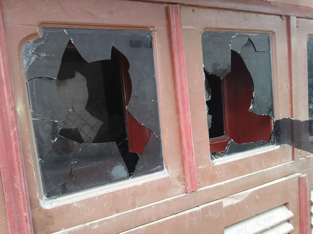 Dương dùng dao chém cửa nhà ông V. với mục đích tiếp cận để uy hiếp tính mạng mọi người.