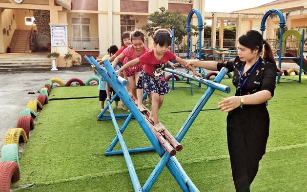 Những đồ chơi tự tạo ngoài trời giúp trẻ tăng khả năng vận động, phát triển thể chất.