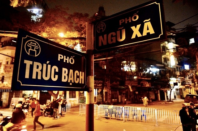 Phố Trúc Bạch được phong tỏa tối qua sau khi xác định ca thứ 17 mắc Covid-19 thường trú tại địa bàn này. (Ảnh: DUY LINH)
