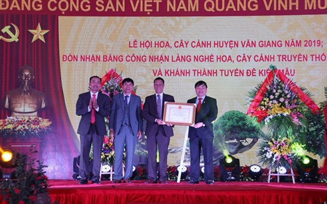 Lãnh đạo UBND tỉnh Hưng yên trao Bằng công nhận danh hiệu Làng nghề hoa, cây cảnh truyền thống xã Phụng Công.