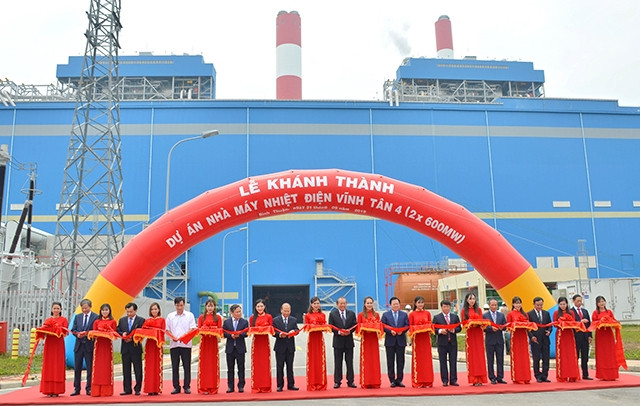 Phó Thủ tướng Thường trực Chính phủ Trương Hòa Bình cùng đại diện các bộ, ban, ngành T.Ư; lãnh đạo các tỉnh Bình Thuận, Ninh Thuận; chính quyền địa phương cắt băng khánh thành Nhà máy.