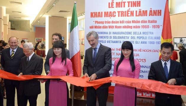 Đại diện lãnh đạo các ban, ngành cắt băng khánh thành triển lãm.