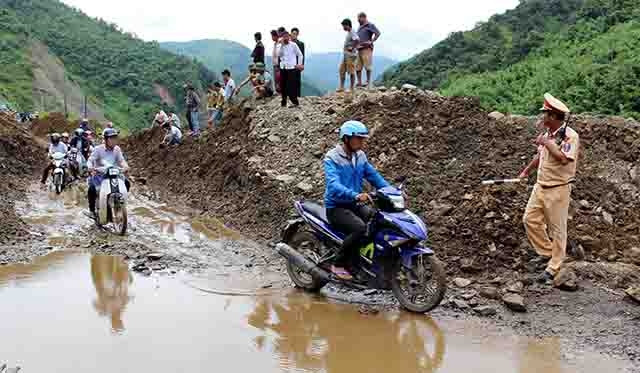 Cảnh sát giao thông tỉnh Lai Châu tiến hành phân luồng, giúp các phương tiện giao thông di chuyển.