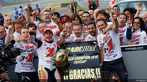 Niềm vui của Marc Marquez và các thành viên đội đua Honda Repsol. (ảnh: MotoGP)