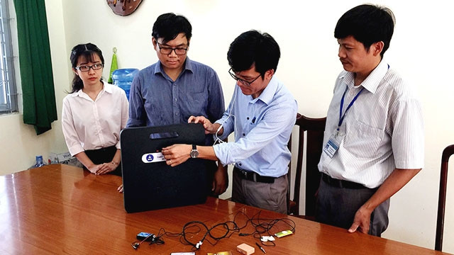 Nhóm chế tạo giới thiệu về chiếc máy.