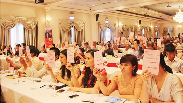 Đại hội cổ đông HDBank biểu quyết thông qua các phương án kinh doanh. Ảnh: SONG SONG