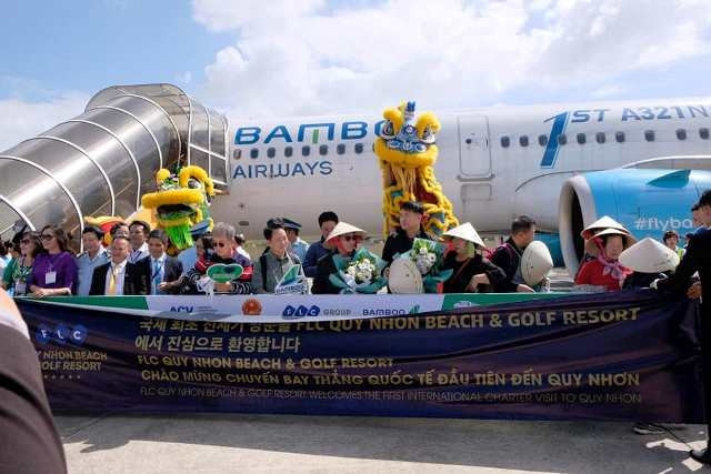 Lãnh đạo tỉnh Bình Định cùng Cảng hàng không quốc tế Phù Cát và hãng hàng không Bamboo Airways tặng quà và chụp ảnh lưu niệm với hành khách Hàn Quốc.