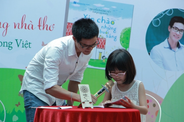 Nhà thơ Nguyễn Phong Việt hướng dẫn bé đọc thơ.