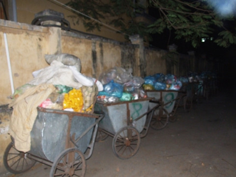 Không có gì phân biệt rác sinh hoạt và rác y tế khi được thu gom chuyển về bãi rác Ða Mai.