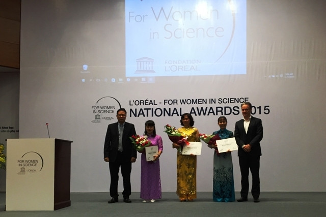Trao giải  L'Oréal Vì sự phát triển phụ nữ trong khoa học