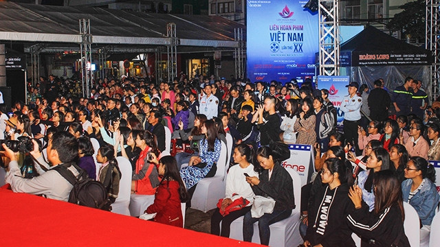 Khán giả tham dự buổi chiếu phim ngoài trời trong khuôn khổ Liên hoan phim Việt Nam lần thứ XX.