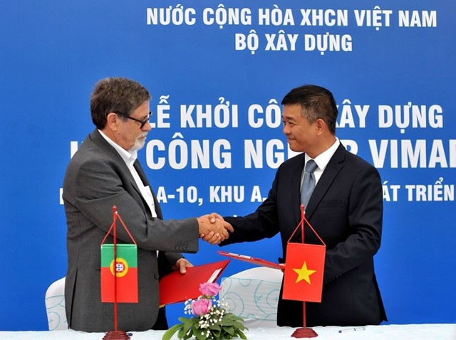 Ông Trần Anh Tuấn - Giám đốc ViMariel và đại diện Công ty EnPromoulds của Bồ Đào Nha ký một trong những thỏa thuận đầu tiên của Khu kinh tế ViMariel.