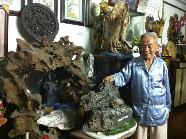 Nghệ nhân Nguyễn Văn Mỹ giới thiệu về khố nham thạch quý có tên Kỳ Sơn Thạch.