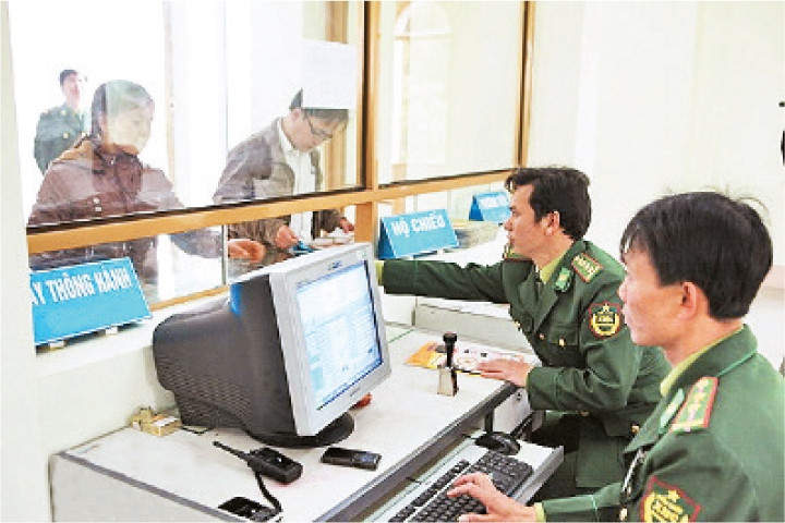 Khách du lịch làm thủ tục xuất nhập cảnh tại Cửa khẩu Tà Lùng (Cao Bằng). 