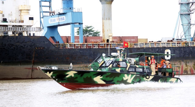 Lực lượng Cảnh sát thủy Hải Phòng tuần tra bảo đảm ATGT trên sông Cấm.