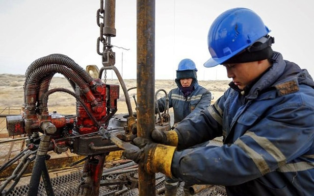 Công nhân làm việc tại một giếng dầu ở miền nam Kazakhstan. Ảnh Reuters