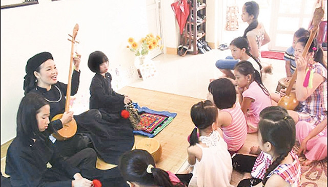 Lớp học đàn tính của các em nhỏ dự trại hè thiếu nhi Co Xàu (Cao Bằng).