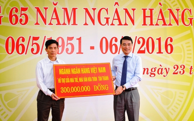 Thống đốc Lê Minh Hưng trao hỗ trợ sửa chữa nhà trẻ, nhà văn hóa.