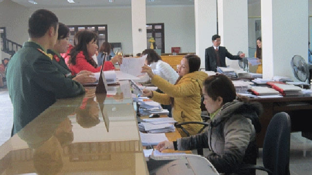 Khách hàng đang giao dịch tại KBNN Lào Cai. Ảnh: HẠNH THẢO