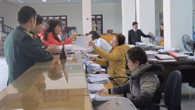 Khách hàng đang giao dịch tại KBNN Lào Cai. Ảnh: HẠNH THẢO