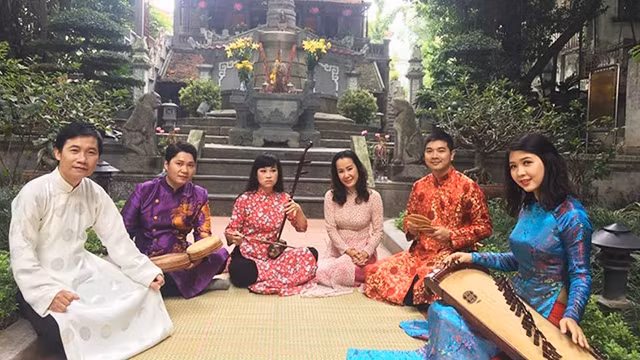 Nhóm xẩm Hà Thành cùng các nghệ sĩ khách mời biểu diễn.