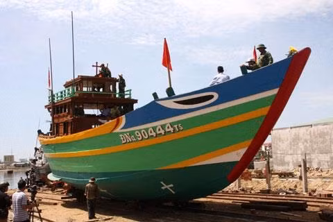 Hạ thủy tàu hậu cần nghề cá lớn nhất miền Trung