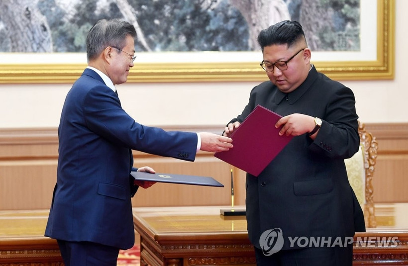 Tổng thống Moon Jae-in và Chủ tịch Kim Jong-un trao đổi văn bản thỏa thuận tại cuộc gặp tháng 9-2018 tại Bình Nhưỡng (Ảnh: Yonhap)