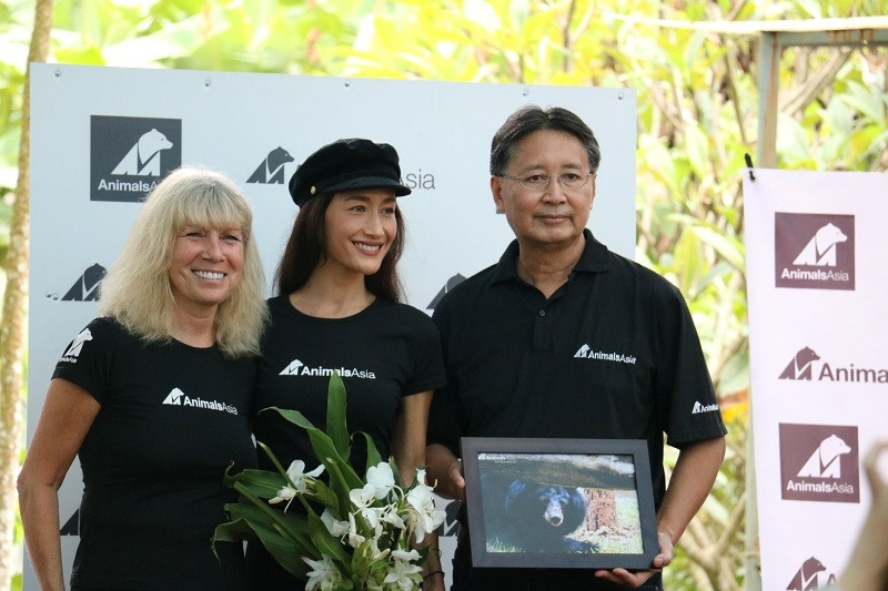 Lễ đặt tên cho cá thể gấu Phoenix - Phượng hoàng.