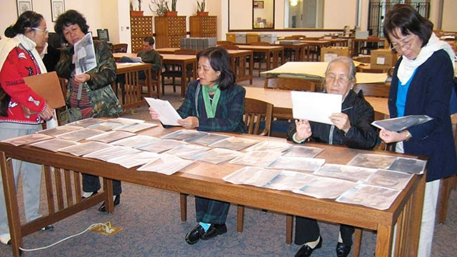 Gia đình bác sĩ Trâm đến Mỹ nhận cuốn nhật ký.