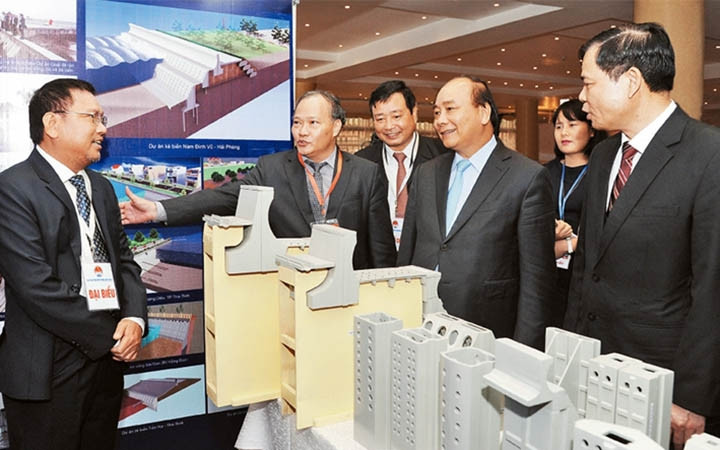 Thủ tướng Nguyễn Xuân Phúc tham quan triển lãm của các đơn vị tại Hội nghị toàn quốc về công tác phòng, chống thiên tai.