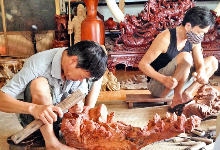 Người dân làm nghề điêu khắc gỗ tại làng Dư Dụ, xã Thanh Thuỳ (Thanh Oai).
