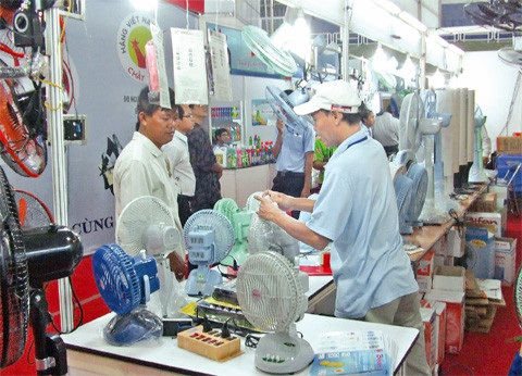 Người tiêu dùng chọn mua sản phẩm quạt điện của các doanh nghiệp sản xuất trong nước.
