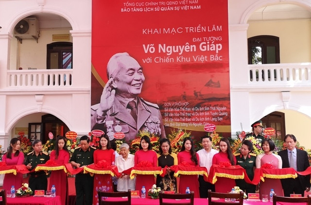 Các đại biểu cắt băng khai mạc triển lãm.