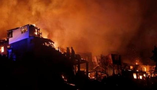 Đám cháy phá hủy 500 ngôi nhà tại tại thành phố cảng Valparaiso, Chile, ngày 13-4-2014. (Ảnh: AP)