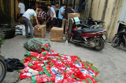 Một đại lý sản xuất hàng giả tại gia bị lực lượng chức năng bắt giữ. (Ảnh Internet)