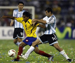 Một pha trong trận
Colombia (áo vàng) – Argentina.