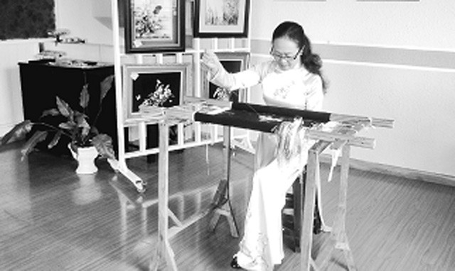 Nghệ nhân thêu Hữu Hạnh (Đà Lạt) thực hiện các sản phẩm tranh thêu tay độc đáo.