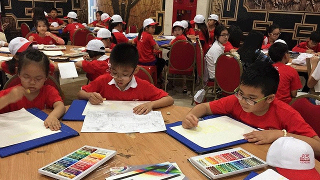 Các em nhỏ tham gia một cuộc thi vẽ tranh thiếu nhi của Generali Việt Nam (Ảnh: Tiểu học Đại Mỗ).