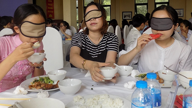 Trải nghiệm dùng bữa trong bóng tối để hiểu người khiếm thị hơn.