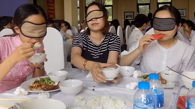 Trải nghiệm dùng bữa trong bóng tối để hiểu người khiếm thị hơn.