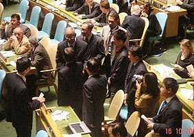 Các đoàn đến chúc mừng đoàn<br>Việt Nam sau khi có kết quả bỏ phiếu.<br>(Ảnh: Vietnamnet).