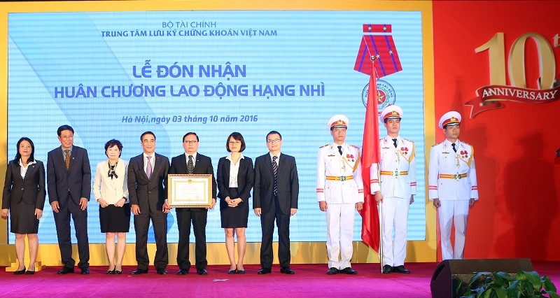 Thứ trưởng Tài chính Trần Văn Hà trao Huân chương Lao động hạng nhì cho tập thể Trung tâm Lưu ký Chứng khoán Việt Nam.