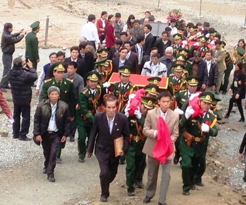Đoàn Liên chi hội di sản Lam Kinh Thanh Hóa dâng trống đồng, súng thần công và kiếm lệnh lên mộ Đại tướng Võ Nguyên Giáp.