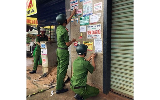 Công an huyện Lộc Ninh gỡ bỏ, tẩy xóa các tờ rơi mời chào vay vốn "tín dụng đen".