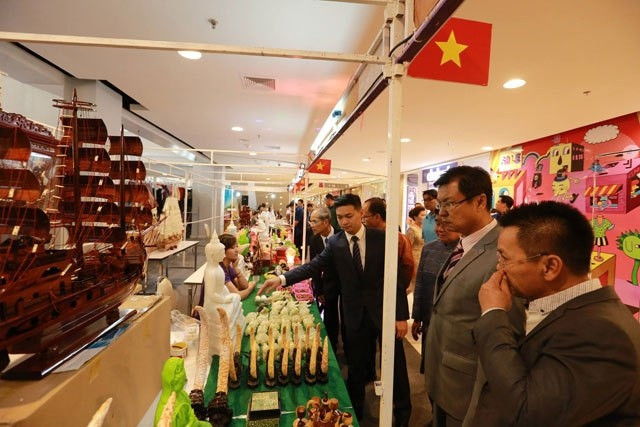 Tỉnh trưởng Udon Thani tham quan gian hàng Việt Nam.