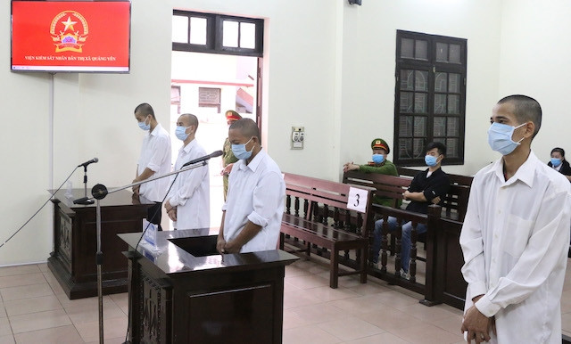 Các bị cáo tại phiên tòa xét xử sơ thẩm. (Ảnh: Phạm Tăng)