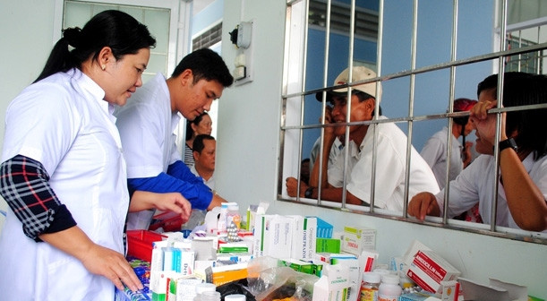 Cán bộ Y Tế xã Khánh Hải (huyện Trần Văn Thời, Cà Mau) phục vụ nhân dân.
