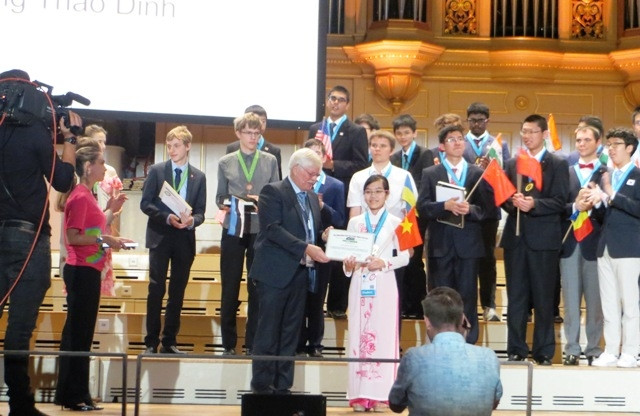 Đinh Thị Hương Thảo nhận giải “Nữ sinh châu Á đạt kết quả cao nhất”.