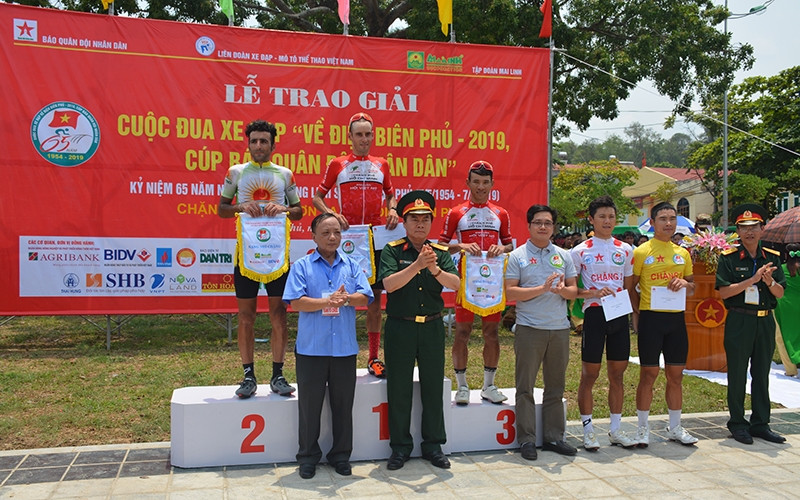 Ban tổ chức trao danh hiệu cho các vận động viên xuất sắc trong chặng thi đấu thứ ba. 